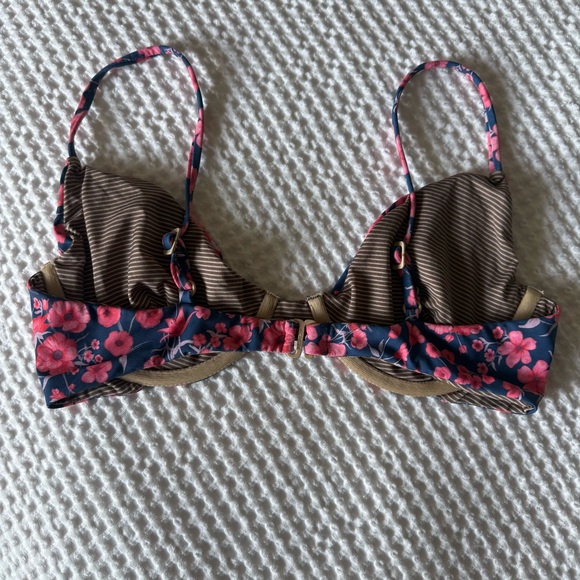 Acacia Poppy Manhattan Top - Picture 2 of 3